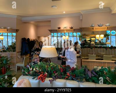Magasin de thé Betty à Ilkley Yorkshire Angleterre nourriture manger l'après-midi tasse de thé soucoupe crème scones petits pains gâteaux serveuse à l'intérieur du stand magasin personne Banque D'Images