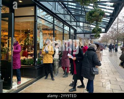 Magasin de thé Betty à Ilkley Yorkshire Angleterre nourriture manger l'après-midi tasse de thé soucoupe crème scones petits pains gâteaux serveuse à l'intérieur du stand magasin personne Banque D'Images