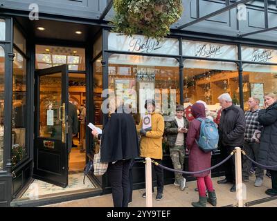 Magasin de thé Betty à Ilkley Yorkshire Angleterre nourriture manger l'après-midi tasse de thé soucoupe crème scones petits pains gâteaux serveuse à l'intérieur du stand magasin personne Banque D'Images