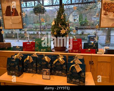 Magasin de thé Betty à Ilkley Yorkshire Angleterre nourriture manger l'après-midi tasse de thé soucoupe crème scones petits pains gâteaux serveuse à l'intérieur du stand magasin personne Banque D'Images