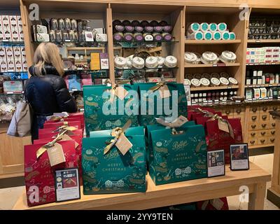 Magasin de thé Betty à Ilkley Yorkshire Angleterre nourriture manger l'après-midi tasse de thé soucoupe crème scones petits pains gâteaux serveuse à l'intérieur du stand magasin personne Banque D'Images