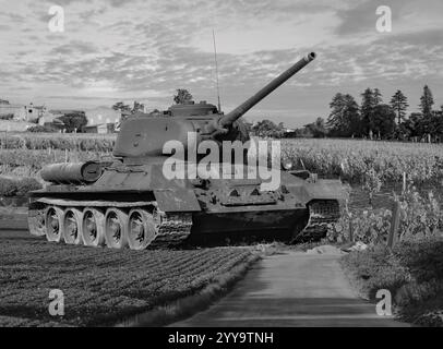 Char russe T34 abandonné dans un vignoble Banque D'Images