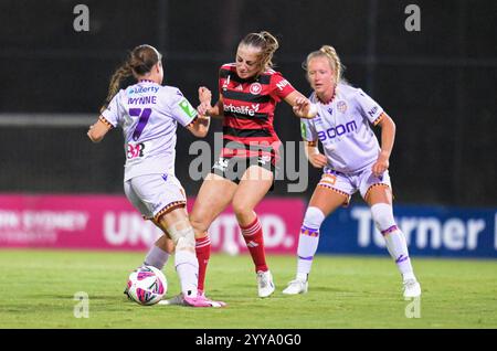 Rooty Hills, Australie. 20 décembre 2024. Ella Jade Buchanan (C) des Western Sydney Wanderers, Megan Rose Wynne (G) et Claudia Jamie Valletta (d) de Perth Glory FC vues en action lors du match de la saison 7 de la Ninja a-League 2024/25 entre les Western Sydney Wanderers FC et Perth Glory FC tenu au Wanderers Football Park. Score final ; Western Sydney Wanderers FC 1 : 1 Perth Glory FC. (Photo Luis Veniegra/SOPA images/SIPA USA) crédit : SIPA USA/Alamy Live News Banque D'Images