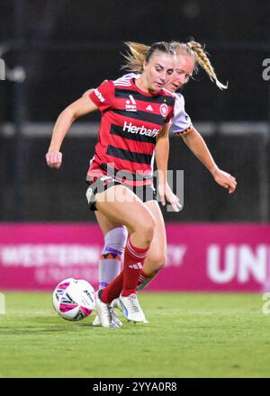 Rooty Hills, Australie. 20 décembre 2024. Claudia Jamie Valletta (arrière) du Perth Glory FC et Ella Jade Buchanan (avant) des Western Sydney Wanderers vus en action lors du match de la saison 7 de la Ninja A-League 2024/25 opposant le Western Sydney Wanderers FC et le Perth Glory FC au Wanderers Football Park. Score final ; Western Sydney Wanderers FC 1 : 1 Perth Glory FC. (Photo Luis Veniegra/SOPA images/SIPA USA) crédit : SIPA USA/Alamy Live News Banque D'Images