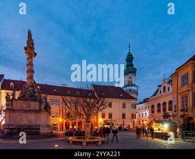 Sopron (Ödenburg?) : Tour de feu, Square Fö ter, colonne de la Trinité, marché de Noël à , Györ-Moson-Sopron, Hongrie Banque D'Images