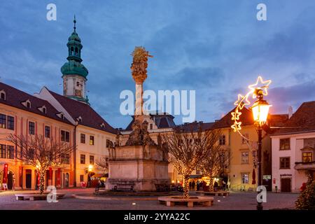 Sopron (Ödenburg?) : Tour de feu, Square Fö ter, colonne de la Trinité, marché de Noël à , Györ-Moson-Sopron, Hongrie Banque D'Images