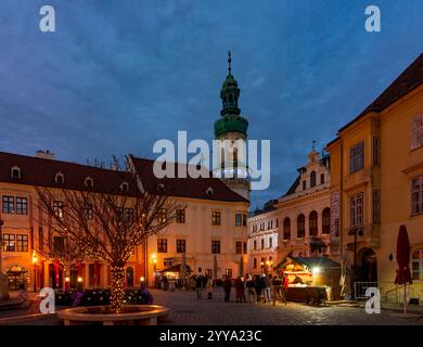 Sopron (Ödenburg?) : Tour de feu, Square Fö ter, marché de Noël à , Györ-Moson-Sopron, Hongrie Banque D'Images