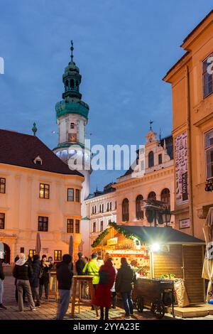 Sopron (Ödenburg?) : Tour de feu, Square Fö ter, marché de Noël à , Györ-Moson-Sopron, Hongrie Banque D'Images