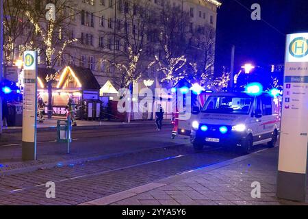 Magdebourg, Allemagne. 20 décembre 2024. Sauveteurs en action au marché de Noël de Magdebourg. Crédit : Dörthe Hein/dpa-Zentralbild/dpa/Alamy Live News Banque D'Images