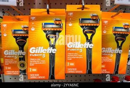 Rasoirs de marque Gillette sur un présentoir de magasin Banque D'Images