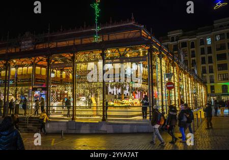 Marché couvert de San Miguel la nuit avec décorations de noël, soirée, Madrid, Espagne Banque D'Images