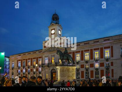 Horloge de Puerta del sol, place, pendant la saison des fêtes, Madrid, Espagne. décembre 2024 Banque D'Images