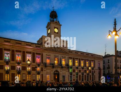 Horloge de Puerta del sol, place, pendant la saison des fêtes, Madrid, Espagne. décembre 2024 Banque D'Images