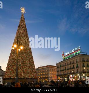 Place Puerta del sol, bâtiment avec panneau Tio Pepe González Byass Neon, arbre de noël, bondé, Madrid, Espagne. 2024 Banque D'Images