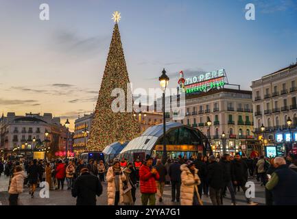 Place Puerta del sol, bâtiment avec panneau Tio Pepe González Byass Neon, arbre de noël, bondé, Madrid, Espagne. 2024 Banque D'Images