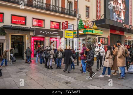 Rangée de personnes devant Mac Cosmetics Madrid, Espagne. Banque D'Images