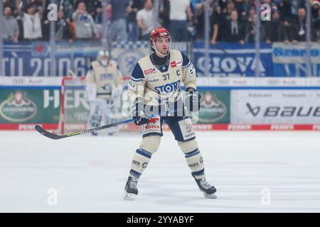 Thomas Larkin (Schwenninger Wild Wings, #37), GER, ERC Ingolstadt v. Schwenninger Wild Wings, Eishockey, Penny-DEL, 28. Spieltag, saison 2024/2025, 20.12.2024, Foto : Eibner-Pressefoto/Jenni Maul Banque D'Images