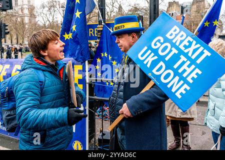 Steve Bray, activiste politique et militant anti Brexit, parle avec des jeunes lors de la manifestation des agriculteurs, Parliament Square, Londres, Royaume-Uni. Banque D'Images