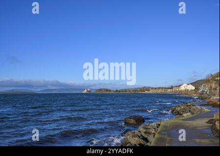 Vue vers le nord sur le sentier côtier Ayrshire à côté du village de Fairlie, North Ayrshire, Écosse, Royaume-Uni, Europe Banque D'Images