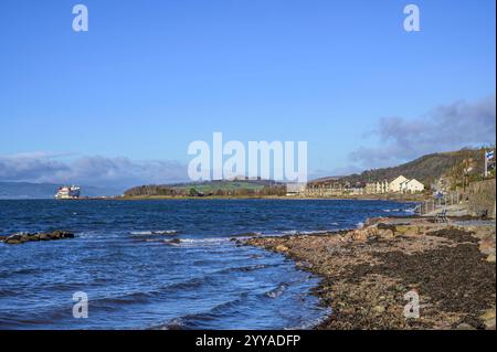 Vue vers le nord sur le sentier côtier Ayrshire à côté du village de Fairlie, North Ayrshire, Écosse, Royaume-Uni, Europe Banque D'Images