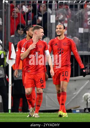 TOR zum 3:1 Joshua Kimmich FC Bayern Muenchen FCB (06) Torjubel Leroy Sane FC Bayern Muenchen FCB (10) FC Bayern Muenchen v. RB Leipzig, Fussball, Bundesliga, Spieltag 15, saison 2024/2025, 20.12.2024 LES RÈGLEMENTS du LDF INTERDISENT TOUTE UTILISATION DE PHOTOGRAPHIES COMME SÉQUENCES D'IMAGES ET/OU QUASI-VIDÉO Foto : Eibner-Pressefoto/Michael Weber Banque D'Images