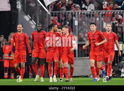 TOR zum 3:1 Joshua Kimmich FC Bayern Muenchen FCB (06) Torjubel Leroy Sane FC Bayern Muenchen FCB (10) Michael Olise FC Bayern Muenchen FCB (17) Dayot Upamecano FC Bayern Muenchen FCB (02) Matthijs de Ligt FC Bayern Muenchen FCB (04) Harry Kane FC Bayern Muenchen FCB (09) # FC Bayern Muenchen Muenchen FCB,,, Bunslign, Bunslign, Bunsligen, Bunstag, 2024, Bunslign, Bunslign, Bunstag, Bunsbn, 2025 20.12.2024 LES RÈGLEMENTS du LDF INTERDISENT TOUTE UTILISATION DE PHOTOGRAPHIES COMME SÉQUENCES D'IMAGES ET/OU QUASI-VIDÉO Foto : Eibner-Pressefoto/Michael Weber Banque D'Images