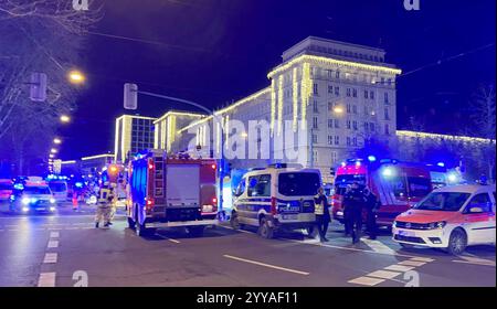 Magdebourg, Allemagne. 20 décembre 2024. Les services d'urgence, la police et les pompiers sont en service au marché de Noël de Magdebourg. Crédit : Heiko Rebsch/dpa/Alamy Live News Banque D'Images