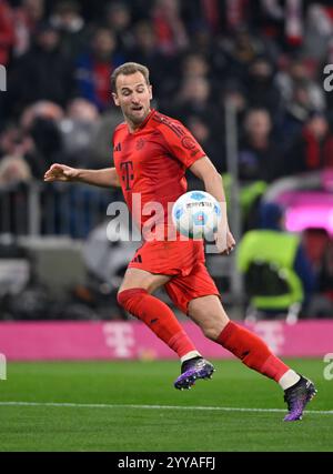 Harry Kane FC Bayern Muenchen FCB (09) Aktion am Ball FC Bayern Muenchen v. RB Leipzig, Fussball, Bundesliga, Spieltag 15, saison 2024/2025, 20.12.2024 LES RÈGLEMENTS du LDF INTERDISENT TOUTE UTILISATION DE PHOTOGRAPHIES COMME SÉQUENCES D'IMAGES ET/OU QUASI-VIDÉO Foto : Eibner-Pressefoto/Michael Weber Banque D'Images