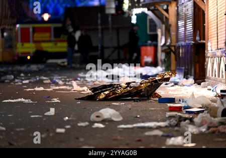 Magdebourg, Allemagne. 20 décembre 2024. Une vue de la scène de crime avec des couvertures de sauvetage au marché de Noël. Un chauffeur est allé voir un groupe de personnes au marché de Noël de Magdebourg. Crédit : Heiko Rebsch/dpa/Alamy Live News Banque D'Images