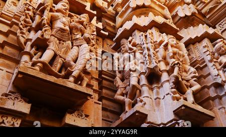 Un temple finement sculpté dans les murs dorés du fort de Jaisalmer, Rajasthan, Inde. Sculptures et statues détaillées en grès Banque D'Images