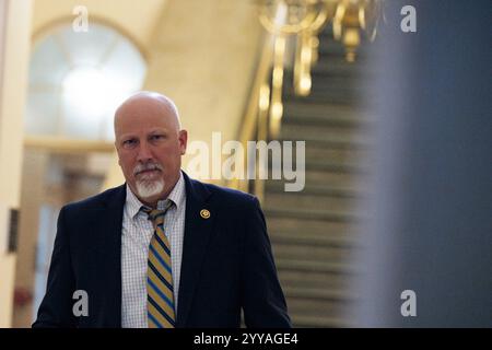 Washington, États-Unis. 20 décembre 2024. Le représentant AMÉRICAIN Chip Roy, R-Tx, se rend à une réunion avec le président de la Chambre Mike Johnson, R-la, et les républicains de la Chambre dans le Capitole des États-Unis à Washington, DC le vendredi 20 décembre 2024. Le projet de loi de Johnson a échoué à la Chambre jeudi soir. Il devra adopter un projet de loi avant minuit ce soir afin d'éviter un arrêt du gouvernement. Photo de Annabelle Gordon/UPI crédit : UPI/Alamy Live News Banque D'Images