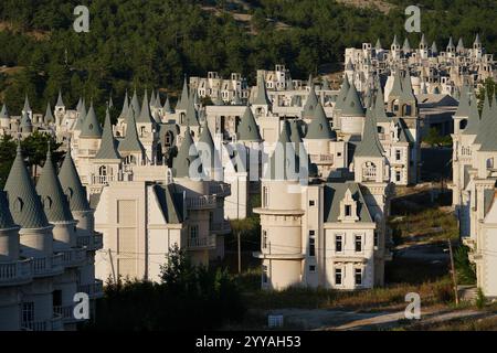 BOLU, TURKIYE - 18 JUILLET 2024 : Burj Al Babas a abandonné des villas dans la ville de Mudurnu Banque D'Images