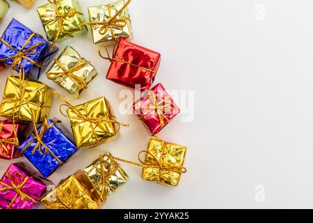 Un arrangement élégant de boîtes cadeaux colorées sur un fond blanc propre. Idéal pour les fêtes de fin d'année, les occasions festives et la veille spéciale Banque D'Images