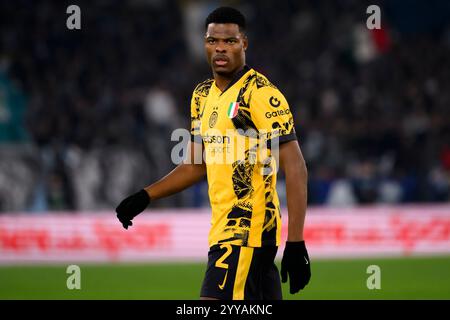 Denzel Dumfries du FC Internazionale regarde pendant le match de football Serie A entre le SS Lazio et le FC Internazionale au stade Olimpico à Rome (Italie), le 16 décembre 2024. Banque D'Images