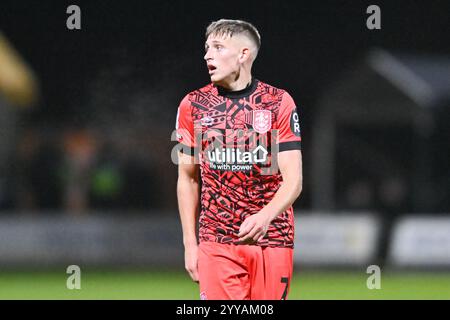 Callum Marshall (7 Huddersfield) regarde lors du match de Sky Bet League 1 entre Cambridge United et Huddersfield Town au Cledara Abbey Stadium, Cambridge, vendredi 20 décembre 2024. (Photo : Kevin Hodgson | mi News) crédit : MI News & Sport /Alamy Live News Banque D'Images