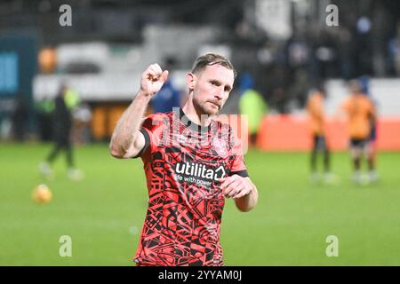 Tom Lees (32 Huddersfield) fait des gestes aux fans après le coup de sifflet final lors du match de Sky Bet League 1 entre Cambridge United et Huddersfield Town au Cledara Abbey Stadium, Cambridge le vendredi 20 décembre 2024. (Photo : Kevin Hodgson | mi News) crédit : MI News & Sport /Alamy Live News Banque D'Images