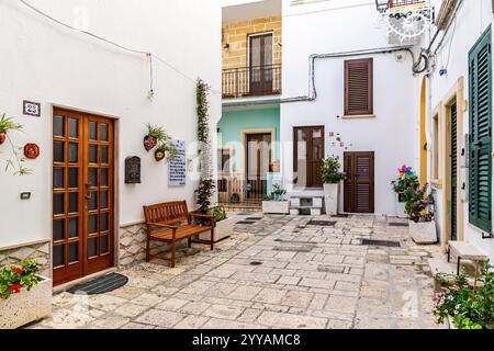 Une ruelle pittoresque avec des maisons résidentielles dans le centre historique de Castro, province de Lecce, région du Salento, région des Pouilles, Italie Banque D'Images