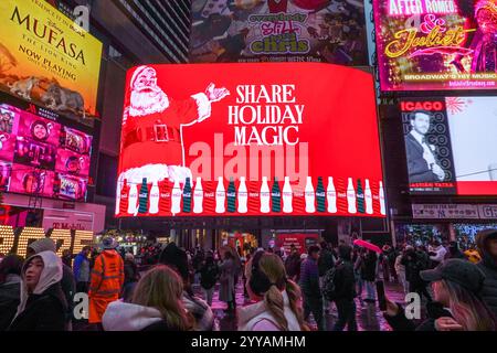 New York, États-Unis. 20 décembre 2024. Les gens envahissent Times Square malgré la pluie et font la queue pour prendre des photos du panneau 2025 avant le nouvel an. En 2024, près de 65 millions de visiteurs sont venus à New York - le deuxième chiffre le plus élevé de l'histoire de la ville et une augmentation de 3,5 % par rapport à l'année précédente. La ville est sur le point de dépasser les niveaux d’avant la pandémie en 2025, marquant ainsi une reprise économique complète. Crédit : Enrique Shore/Alamy Live News Banque D'Images