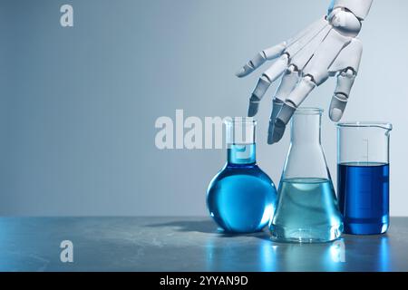 Intelligence artificielle. Main de robot et verrerie de laboratoire avec des liquides sur la table sur fond gris clair, espace pour le texte Banque D'Images
