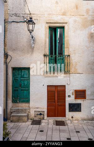 Une ruelle pittoresque avec des maisons résidentielles dans le centre historique de Castro, province de Lecce, région du Salento, région des Pouilles, Italie Banque D'Images