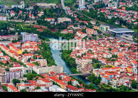 Vue aérienne du centre-ville de Mostar en Bosnie-Herzégovine. Banque D'Images