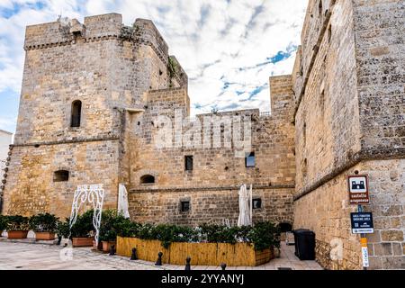 Le château aragonais construit au 12ème siècle, maison d'un musée archéologique, centre historique de Castro, province de Lecce, Salento, Pouilles, Italie Banque D'Images