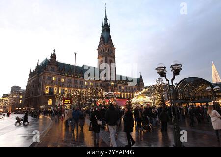 Roncalli s Historischer Weihnachtsmarkt auf dem Rathausmarkt vor dem Rathaus Hamburg. Altstadt Hambourg *** marché de Noël historique de Roncalli sur le Rathausmarkt en face de l'hôtel de ville de Hambourg vieille ville de Hambourg Banque D'Images