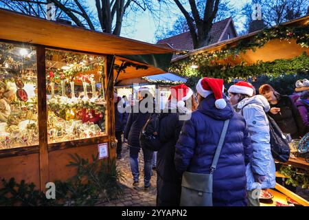 Münster, NRW, Allemagne, 20 décembre 2024. Münster (Muenster) et ses cinq marchés de Noël sont animés par des foules de visiteurs festifs de toute la NRW, ainsi que des pays-Bas et d'ailleurs ce soir. Des milliers de personnes affluent vers les marchés traditionnels du pittoresque centre-ville historique. Une sécurité renforcée est visible, les voies d'accès sont limitées, les espaces entre les rues et les marchés ont été bloqués avec des sacs de sable en acier ou en béton et d'autres mesures. Ce soir, une attaque a été menée au marché de Noël de Magdebourg en Allemagne de l'est, faisant des dizaines de blessés et plusieurs morts. Un atta similaire Banque D'Images