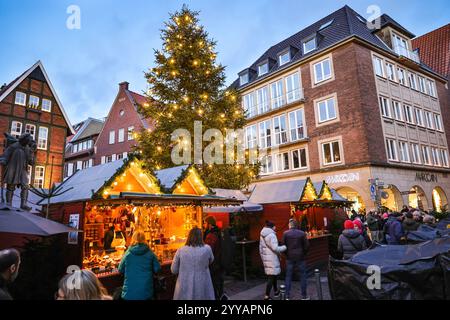 Münster, NRW, Allemagne, 20 décembre 2024. Münster (Muenster) et ses cinq marchés de Noël sont animés par des foules de visiteurs festifs de toute la NRW, ainsi que des pays-Bas et d'ailleurs ce soir. Des milliers de personnes affluent vers les marchés traditionnels du pittoresque centre-ville historique. Une sécurité renforcée est visible, les voies d'accès sont limitées, les espaces entre les rues et les marchés ont été bloqués avec des sacs de sable en acier ou en béton et d'autres mesures. Ce soir, une attaque a été menée au marché de Noël de Magdebourg en Allemagne de l'est, faisant des dizaines de blessés et plusieurs morts. Un atta similaire Banque D'Images