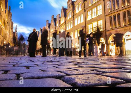 Münster, NRW, Allemagne, 20 décembre 2024. Le célèbre boulevard Prinzipalmarkt est fermé à la circulation et très fréquenté par les visiteurs. Münster (Muenster) et ses cinq marchés de Noël sont animés par des foules de visiteurs festifs de toute la NRW, ainsi que des pays-Bas et d'ailleurs ce soir. Des milliers de personnes affluent vers les marchés traditionnels du pittoresque centre-ville historique. Une sécurité renforcée est visible, les voies d'accès sont limitées, les espaces entre les rues et les marchés ont été bloqués avec des sacs de sable en acier ou en béton et d'autres mesures. Ce soir, une attaque a été menée à Magdebourg Christmas Banque D'Images