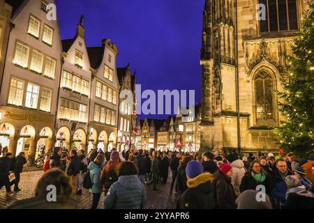 Münster, NRW, Allemagne, 20 décembre 2024. Le célèbre boulevard Prinzipalmarkt est fermé à la circulation et très fréquenté par les visiteurs. Münster's (Muenster) et ses cinq marchés de Noël sont animés par des foules de visiteurs festifs de toute la NRW, ainsi que des pays-Bas et d'ailleurs ce soir. Des milliers de personnes affluent vers les marchés traditionnels du pittoresque centre-ville historique. Une sécurité renforcée est visible, les voies d'accès sont limitées, les espaces entre les rues et les marchés ont été bloqués avec des sacs de sable en acier ou en béton et d'autres mesures. Ce soir, une attaque a été menée à Magdeburg Christm Banque D'Images