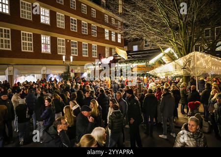 Münster, NRW, Allemagne, 20 décembre 2024. Münster (Muenster) et ses cinq marchés de Noël sont animés par des foules de visiteurs festifs de toute la NRW, ainsi que des pays-Bas et d'ailleurs ce soir. Des milliers de personnes affluent vers les marchés traditionnels du pittoresque centre-ville historique. Une sécurité renforcée est visible, les voies d'accès sont limitées, les espaces entre les rues et les marchés ont été bloqués avec des sacs de sable en acier ou en béton et d'autres mesures. Ce soir, une attaque a été menée au marché de Noël de Magdebourg en Allemagne de l'est, faisant des dizaines de blessés et plusieurs morts. Un atta similaire Banque D'Images