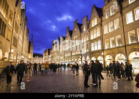 Münster, NRW, Allemagne, 20 décembre 2024. Le célèbre boulevard Prinzipalmarkt est fermé à la circulation et très fréquenté par les visiteurs. Münster's (Muenster) et ses cinq marchés de Noël sont animés par des foules de visiteurs festifs de toute la NRW, ainsi que des pays-Bas et d'ailleurs ce soir. Des milliers de personnes affluent vers les marchés traditionnels du pittoresque centre-ville historique. Une sécurité renforcée est visible, les voies d'accès sont limitées, les espaces entre les rues et les marchés ont été bloqués avec des sacs de sable en acier ou en béton et d'autres mesures. Ce soir, une attaque a été menée à Magdeburg Christm Banque D'Images