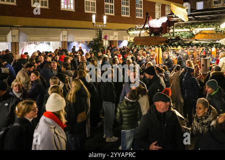 Münster, NRW, Allemagne, 20 décembre 2024. Münster (Muenster) et ses cinq marchés de Noël sont animés par des foules de visiteurs festifs de toute la NRW, ainsi que des pays-Bas et d'ailleurs ce soir. Des milliers de personnes affluent vers les marchés traditionnels du pittoresque centre-ville historique. Une sécurité renforcée est visible, les voies d'accès sont limitées, les espaces entre les rues et les marchés ont été bloqués avec des sacs de sable en acier ou en béton et d'autres mesures. Ce soir, une attaque a été menée au marché de Noël de Magdebourg en Allemagne de l'est, faisant des dizaines de blessés et plusieurs morts. Un atta similaire Banque D'Images